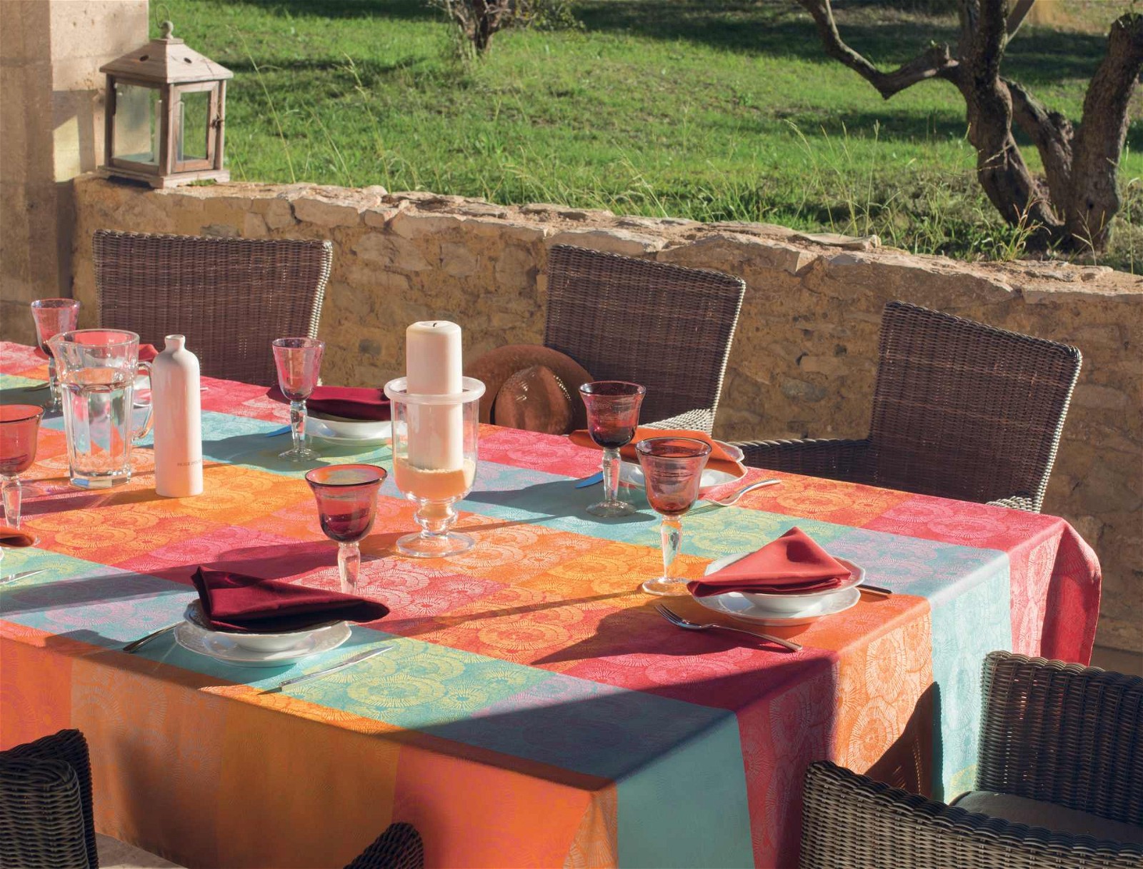 Gartentischdecken für den Sommer: Farbenfroh und praktisch