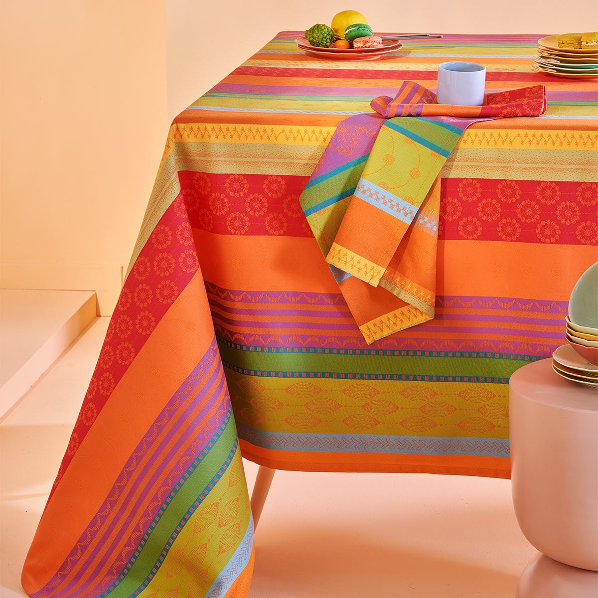 Entdecken Sie lebendige Eleganz mit der abwaschbaren Tischdecke Mille  Broderies Enduit – Kräftig bunte Farben!